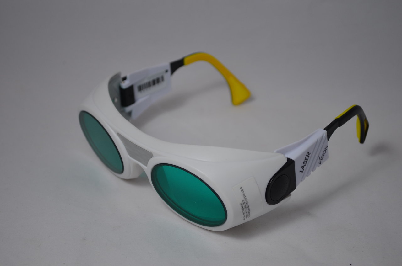 Beispielfoto einer Laserschutzbrille mit türkis-grünen Schutzgläsern