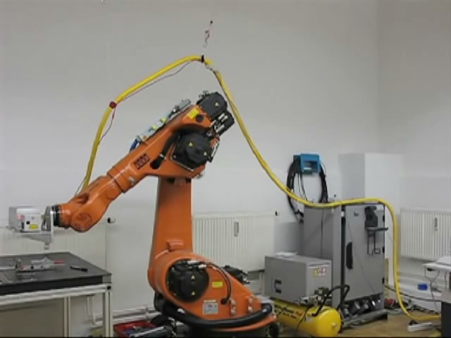 Foto eines Roboters mit Faserkabelführung, der einen Laser-Kopf trägt.